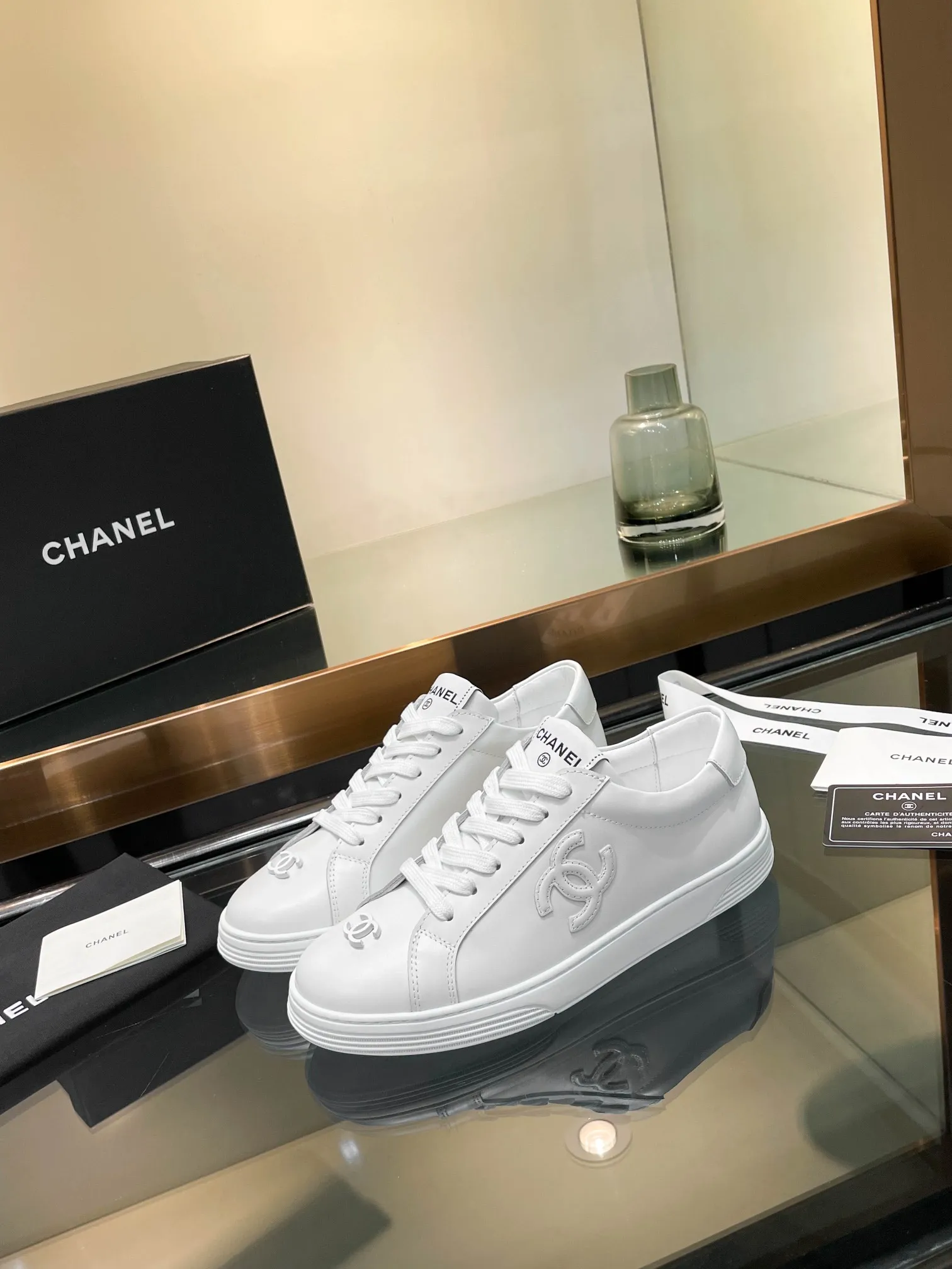 👟👟Ex-factory price 520👟👟Chanel Chanel 25SF latest model full leather panda color white shoes casual sports shoes skateboard shoes original purchase and development production Xiaoxiang C Home Another super popular item in the counter, loved by Internet celebrity bloggers and sisters, and various praises on social platforms. It is very popular, has a high texture, is breathable and super spring and summer. Seeing this issue always arouses the inner desire of girls for fashion. The latest suede material, classic black and white color, full of fashionable feeling on the feet, easy to care for. Fabric: Original customized imported cowhide material. Lining: Customized soft sheepskin lining. Sole: Original molded TPU non-slip outsole. Bottom thickness: 2.5CM. Size: Women's size 35-40 (custom-made sizes 40 are non-refundable)